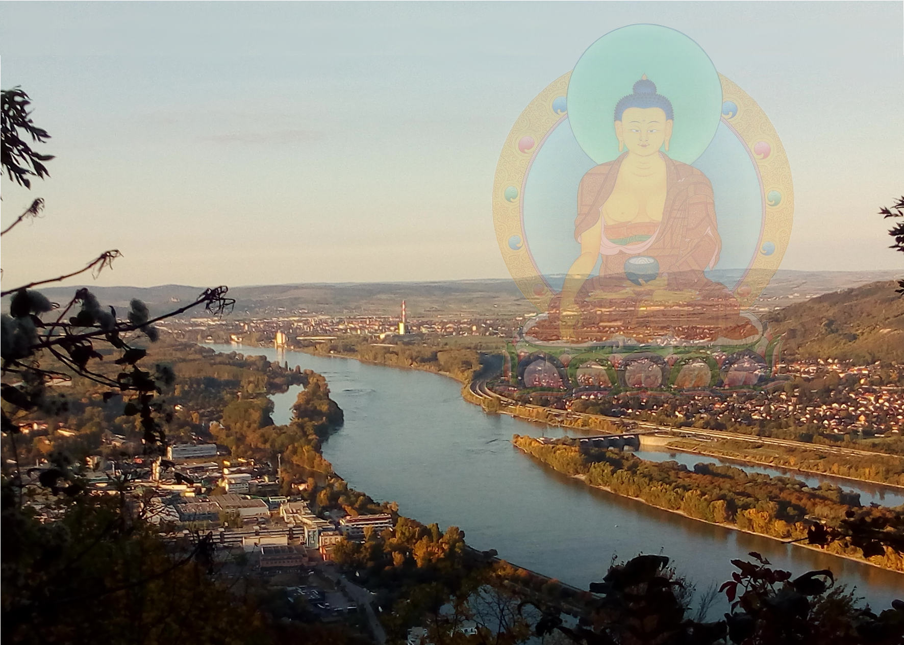 Mittelfranken: Über dem Whazeichen Nürnbergs schwebt ein durchscheinender Vajrasattva Buddha
